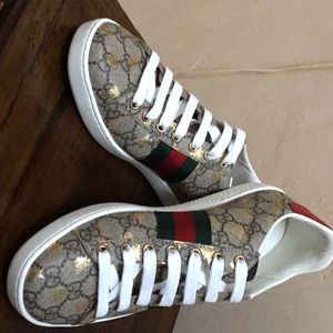 Gucci women’s sneaker/bees $550 size 8 NOW $ 495